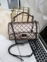 💥สินค้าเข้าใหม่ KEEP รุ่น Coco chain handbag ✨กระเป๋าทรงหรูวัสดุทำจากหนังแกะสังเคราะห์ หนัง นิ่ม ฟู ตึง สวยอยู่ทรงตามแบบฉบับของแบรนด์ รุ่นใหม่ตัวนี้ปักลายตารางสวยหรู การเย็บประณีตทุกตาราง อะไหล่สีดำ เงา เกรดพรีเมี่ยม ✨รุ่นนี้ดีไซน์มี