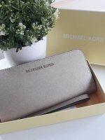 Best seller! งานขายดี รุ่นใหม่คะ Michael kors saffiano Wallet กระเป๋าสตางค์ใบยาว หนัง Saffiano ซิปรอบ สวยหรู มาก อะไหล่ปั้มโลโก้แบรนด์ ด้านในมีช่องใส่บัตร เยอะม้ากกก อีกด้านมีช่องแบงค์+ซิปใส่เหรียญ จุของได้เยอะจริงๆคะ ใส่ iphone 6+ ได้ สวยหรูดูดี อุปกรณ์ค