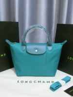 Longchamp Size S สินค้าใหม่ ของแท้!! เป็นล็อตผลิตเกินออเดอร์จากโรงงาน มาพร้อมการ์ด/ถุงผ้าแบรนด์/ถุงกระดาษแบรนด์ Size S: 25 x H. 23 x 16 cm. Color: Turqoise 264