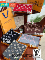 Louis Vuitton Women’s Scarves Accessories อีกหนึ่งแบรนด์ดังจากปารีส ด้วยงานพรีเมี่ยมกิ้ฟ ส่งมอบความรู้สึกดีๆให้กับคนที่คุณรัก ในรูปแบบผ้าพันคอและผ้าคุมไหล่ผืนใหญ่ให้ความอบอุ่น ถักทอด้วยผ้าcashmere ผ้าเนื้อดี สัมผัสนุ่มมือ ทอลายในตัว สีและลายคมชัด เหมาะสำห