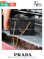 Prada Logo Shoulder bag / Prada Tessuto Nylon Chain Flap Bag กระเป๋าสะพายไหล่ หรือดึงเป็นสายยาวสะพายเป็น Crossbody เหมาะกับสาวๆสุดแซ่บมากๆๆเลยค่ะ วัสดุทำจากผ้าไนล่อน อะไหล่ทองทั้งใบ เปิด-ปิดด้วยกระดุมแม่เหล็ก ด้านหน้าประดับโลโก้แบรนด์ ด้านในแบ่งเป็น 1 ช่อ