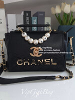 CHANEL VIP GIFT SHOULDER BAG รุ่น LIMITED จากงาน VIP GIFT(GWP) **มันดียยยย์มากแม่ ของแท้100% วัสดุหนังคาเวียร์เต็มใบ ด้านหน้าประดับโลโก้ทองสุดหรู ประดับสายร้อยลูกปัด CHANEL ฝากระเป๋่เปิดปิดด้วยกระดุมแป้กหมุน ด้านในรูดซิปอีกชั้น ช่องใหญ่กว้าง ด้านนึงเป็นช่