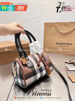 Burberry Small Check Bowling Bag / Burberry Coated fabric boston bag / BURBERRY FRAGRANCES VINTAGE BOWLING BAG กระเป๋าสะพายใบเล็กน่ารัก ลายวินเทจ โทนสีใช้งานง่าย Vintage Signature สวยหรูสุดคลาสสิค ภายในโล่งกว้าง สามารถใส่มือถือ กระเป๋าสตางค์ ของจุกจิกได้ 