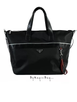 💕Prada💕 ใครกำลังมองหากระเป๋าใบใหญ่ ใส่ของเดินทางไปต่างจังหวัดได้ ขอแนะนำใบนี้เลยค่า เข้ากระแสมาก จุของได้เยอะสุดๆ งานติดโลโก้ ดูแพงมากๆ งานสวยผ้าไนล่อนอย่างหนา ดูมีราคาไม่ไก่กานะคะ สกรีนด้านหน้า อย่างดี สีไม่หลุดลอกง่าย น้ำหนักกระเป๋าเบา ใ