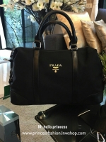 รุ่นยอดฮิต จะใช้อีกกี่ปีทรงนี้ก็ยังฮิตตลอดคะ กับแบรนด์ Prada ทรงหมอน จุของได้เยอะมากคะ Ipad เครื่องสำอางค์ ขวดน้ำ ถเหมาะสำหรับสาวๆ มากคะ ขนาดกำลังดีไม่ใหญ่เกินไป ถือสวยๆออกงานได้สบายคะ ตัวกระเป๋าอะไหร่เงินทั้งใบ มีช่องซิปด้านหลัง และด้านในมีการแบ่งช่องสำห