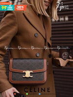CELINE TRIOMPHE CROSSBODY BAG VIP GIFT WITH PURCHASE-GWP พรีเมี่ยมกิ๊ฟ Limited จาก CELINE PERFUME DUTY FREE COUNTER วัสดุ TRIOMPHE CANVAS & LEATHER ทรงเหลี่ยมหนังสวยหรูอยู่ทรงเปิดปิดด้วยฝาปิดโลโก้แบรนด์อะไหล่ทอง ภายในมีช่องหลักและช่องแบ่งย่อย มี1ช่องซิปเล