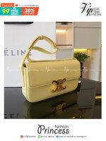 CELINE TRIOMPHE SHOULDER BAG งานหนังทั้งใบลายสวยหรู ด้านในเปิดด้วยด้วยที่บีบโลโก้อะไหล่ทอง จุของได้กำลังดี ใส่โทรศัพท์ กระเป๋าสตางค์ใบสั้น ของจุกจิกได้ เหมาะกับสาวๆในวันที่อยากสะพายชิลๆ ห้ามพลาดค่ะ!