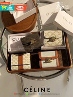 พรีเมี่ยมกิ๊ฟแท้ 100% 】CELINE SHORT WALLET VIP GIFT WITH PURCHASE (GWP) พรีเมี่ยมกิ๊ฟ Limited จาก CELINE HAUTE PARFUME DUTYFREE COUNTER วัสดุ Triomphe Canvas หนังสวยอยู่ทรงปั้มโลโก้ด้านหน้าเปิดปิดฝาพับกระดุม
