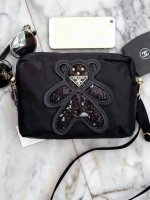 งานพรีเมี่ยมกิ้ฟ จากเคาเตอร์ต่างประเทศคะ 🐼รุ่น Limited edition ค่า ได้ กระเป๋าอเนกประสงค์ จากแบรนด์ PRADA มาค่า เป็น กระเป๋าผ้าไนล่อน ตามแบบฉบับของแบรนด์เลย ใบนี้มีสายยาวให้คะ เลิศมาก สะพายเป็น shoulder bag ได้เลย ขนาดกำลังดีคะ ใส่มือถือได้ทุกรุ่น