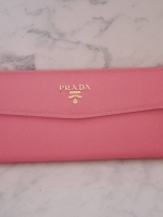 พิเศษ อุปกรณ์ครบset ค้า Best Seller~~ กระเป๋าสตางค์ยาว **ทรงหรู จากงานพรีเมี่ยมกิ้ฟ จากเคาเตอร์ต่างประเทศ จากแบรนด์ PRADA ลายหนัง saffiano ของแท้ 100% มีช่องใส่บัตร ถึง 12 ช่อง และช่องซิปใส่ของจุกจิกได้ น้ำหนักเบา จับถนัดมือ ขนาดกำลังดีคะ ถือแล้วดูดี อะไห