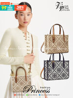 Tory Burch Mini T Monogram Square Tote / TORY BURCH Shopper Tote Bag 19cm ใบเล็ก กระเป๋าทรงโท้ท รุ่นใหม่ Square Tote ตกแต่งขอบด้วยหนังหรู มาพร้อมช่องเก็บของที่จุของได้มากมาย และสายจับกระเป๋าที่สามารถสะพายขึ้นไหล่ เหมาะสำหรับการใช้งานหลากหลายรูปแบบ รังสรรค