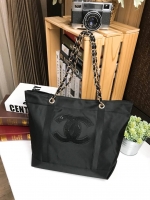 Chanel Beaute Black Sequin Shopping Bag VIP Gift With Purchase (GWP) กระเป๋าสะพายทรง Shopping VIP. gift & Limited Edition ของแท้นำเข้าจากเคาน์เตอร์ Chanel Beaute ใบใหญ่กำลังดี ประดับเลื่อมสีดำ โลโก้ CC ทั้ง 2 ด้าน เปิดปิดด้วยกระดุมแม่เหล็ก มาพร้อมสายโซ่ทอ
