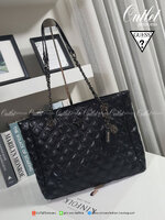GUESS WOMEN'S CESSILY TOTE FLAP BAG ของแท้ กระเป๋าสะพายทรง SHOPPING BAG หนัง PU หนังนิ่มสีดำเล่นลายเหลือบกลิตเตอร์