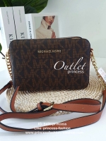 Michael Kors Crossbody Bag กระเป๋าสะพายแบบ crossbody หนังลาย safiano เปิดปิดด้วยซิปแบรนด์ อะไหล่ทอง ด้านหน้าประดับโลโก้ โลหะแบรนด์ ด้านในบุผ้าแบรนด์สวยหรู น้ำหนักเบา มีช่องซิปใส่ของจุกจิกและช่องใส่มือถือ มาพร้อมสายสะพายยาวโซ่ทอง+หนัง ปรับได้หลายระดับ ขนาด