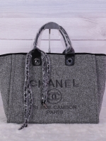 Chanel Tote canvas premium gift จากแบรนด์ Chanel กระเป๋าสะพาย Chanel Tote canvas โลโก้ปัก กระเป๋า ทรง Tote ผ้า canvas เนื้อหนาอย่างดี มีซับใน ด้านหน้าปักโลโก้แบรนด์หรู **จุดเด่นที่ หูจับมี 2 แบบคือ แบบสายหนัง และ โซ่ สามารถ สะพายไหล่ได้คะ ใบใหญุจุของคุ้ม 