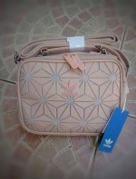 Adidas mini Airliner bag กระเป๋าสะพายข้างแนว sport วัสดุด้านหน้าเนื้อ matte ผสมหนังนิ่มค่ะ น้ำหนักเบา ด้านหน้าติดโลโก้แบรนด์ เปิดปิด กระเป๋าแบบซิป ภายในโล่ง ใส่ mini iPad ได้ มีช่องจป หนึ่งช่อง ด้านหลังมีอีก 1 ช่องซิป:สายสะพายปรับได้ freesize ขนาดกำลังดี 