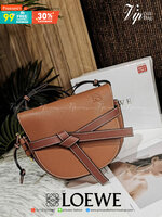 พรีเมี่ยมกิ๊ฟแท้ 100% 】 LOEWE CROSSBODY BAG VIP GIFT WITH PURCHASE (GWP) กระเป๋าถือหรือสะพาย Limited จาก LOEWE DUTYFREE COUNTER วัสดุ Canvas & Leather Calfskin หนังแท้รูปทรงอานม้าสวยอยู่ทรง เปิดปิดด้วยฝาปิดแต่งด้วยสายรัดหนัง