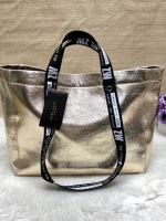 New in!!! ZARA HANDLE BAG Best seller !!! พร้อมส่งรุ่นใหม่ล่าสุดปี 2018 กระเป๋าถือหรือสะพายข้าง วัสดุหนังเมทาลิค น้ำหนักเบา ดีไซด์แบบเรียบแต่ดูเก๋ค่ะ รุ่นนี้โดดเด่นตรงสายของกระเป๋า สายพิมตัวอักษรสีขาว ปล่อยสายยาวลงมา รวบเป็นแบบสะพายข้างได้นะคะ เปิดปิดกระเ