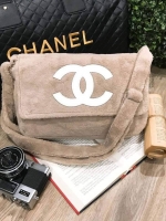 Chanel Beaute Crossbody Bag กระเป๋าสะพาย VIP. GIFT ของแท้ จาก Chanel Cosmetic วัสดุขนวูฟสีดำหนานุ่ม ตัดโลโก้แบรนด์หนังแก้วสวยโดดเด่น น้ำหนักเบา เปิดปิดด้วยฝาปิดกระดุมแม่เหล็ก ใบใหญ่กำลังดี ใส่ iPad, กระเป๋าสตางค์ใบยาว, และของจุกจิกได้เยอะ มาพร้อมสายยาวเลื