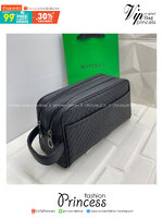 2Zip Bottega Veneta Intrecciato Travel Pouch กระเป๋าทรงพอชพร้อมหูจับในตัว รุ่นยอดนิยม สวยหรูคลาสสิค ดีไซน์หนังสานตารางโดดเด่นเป็นเอกลักษณ์ที่คงความเรียบหรูดูแพงไว้อย่างลงตัว กิมมิคที่ใครๆก็อยากเป็นเจ้าของ