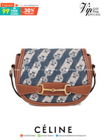 VIP 】หนังแท้ CELINE CROSSBODY BAG CELINE CRECY IN MAILLOM TRIOMPHE JACQUARD AND CAFTSKIN BAG กระเป๋าสะพายทรงสวยหรูอยู่ทรงเปิดปิดด้วยฝาปิดกระดุมโลโก้แบรนด์ ภายในโล่ง ขนาดกะทัดรัด น่ารัก สายสะพายหนังยาวปรับระดับได้จะสะพายไหล่หรือ CROSSBODY ก็ดูดี ตัวจริงสวย