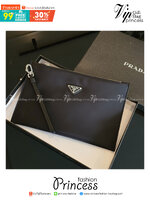 PRADA Clutch Bag / Prada Re-Nylon Logo-Plaque Clutch Bag - Black รุ่นใหม่พร้อมส่ง! กระเป๋าคลัชต์ กระเป๋าคล้องมือ แบรนด์ Prada อีกรุ่นที่ขนาดกำลังน่ารัก ตัวกระเป๋า เป็น Nylon เต็มใบ กันน้ำ