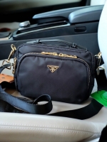 งานพรีเมี่ยมกิ้ฟ จากเคาเตอร์ต่างประเทศคะ 🐼รุ่น Limited edition ค่า ได้ กระเป๋าอเนกประสงค์ #ใบนี้2in1 จากแบรนด์ PRADA มาค่า เป็น กระเป๋าผ้าไนล่อน ตามแบบฉบับของแบรนด์เลย ใบนี้มีสายยาวให้คะ มีหูสั้นสำหรับถือได้ด้วยคะ #เลิศมาก สะพายเป็น shoulder bag ไ
