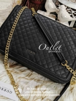 GUESS CROSSBODY BAG กระเป๋าสะพายรุ่นใหม่ล่าสุดทรงเหลี่ยมหนังสวยเดินเส้นลายตารางอยู่ทรงด้านหน้าประดับโลโก้ GUESS อะไหล่ทอง เปิดปิดด้วยฝาปิดกระดุมแม่เหล็ก ภายในมีฌลโก้และช่องซิป กว้างและจุใส่กระเป๋าสตางค์ใบยาว ของจุกจิกได้เยอะ สายสะพายโซ่ตมีที่รองบ่าจะเลื่อ