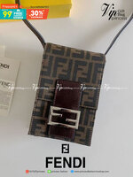 FENDI Phone crossbody bag พร้อมส่งกับกระเป๋าสะพายข้างขนาดมินิขนาดกำลังดี ใส่ของจุกจิกได้เยอะ ใส่iPhone pro max ได้สบาย มาพร้อมสาย สะพายข้างถอดได้ งานจริงสวยมากไม่ผิดหวังค่ะ