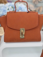 ทรงขายดี มาใหม่สวยหรูมากคะ 🌼 กระเป๋าถือ / สะพายจาก แบรนด์ KEEP รุ่น Amelia หนังกลับอย่างดี สวยคลาสสิคมากคะ #จุดเด่นใบนี้ - ขนาดกำลังดี ใส่มือถือ // กระเป๋าตังยาวได้คะ - ตัวล็อคด้านหน้าสวยหรู ปากกระเป๋ามีซิปปิดอีกที - ภายในมีผ้าซับในอย่างดี มีช่องใส