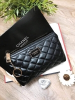 Chanel Cosmetic Clutch Key Chain Best seller! VIP. GIFT ของแท้จาก Chanel Cosmetic Counter VIP Gift หนังนิ่มลายตารางสีดำ ประดับโลโก้แบรนด์ ด้านหน้า เปิดปิดด้วยซิป หัวซิปแบรนด์อะไหล่ทอง พร้อมสายโซ่สำหรับห้อยพวงกุญเเจ ใส่มือถือได้ทุกรุ่นค่ะ สายคล้องกุญเเจ สา