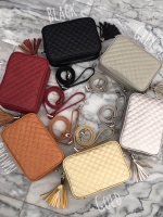 รุ่นใหม่ล่าสุด KEEP รุ่น Quited Box clutch&shoulder bag กระเป๋าตีตารางสะพายทรงน่ารัก ตัวกระเป๋าถอดสายถือเป็นคลัช ออกงาน หรือสะพายพาดลำตัวได้เลย จุดเด่น ที่ตัวกระเป๋าขนาดกะทัดรัด คะ สวย ทน ดูแลทำความสะอาดได้ง่าย ขนาดกำลังดีใส่โทรศัพท์ ได้ทุกรุ่น ใส่ไอแพดมิ