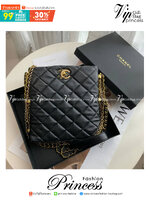 CHANEL VIP GIFT CROSSBODY CHAIN BAG กระเป๋าทรงสะพายข้าง ที่กำลังมาแรงมาในตอนนี้ ตัวกระเป๋าเป็นกระเป๋าสตางค์หนังพียูพรีเมี่ยม อะไหล่ทองทั้งใบ ด้านหน้าประดับโลโก้พร้อมมุก CC สุดหรู เปิดปิดด้วยตัวหมุนล็อค ใส่กระเป๋าสตางค์ยาวได้ รุ่นนี้พกของได้เยอะในระดับนึงเ