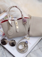 ยูฮู้ !! ทรงตะกร้า Jessy Come back again กับ New version รอบนี้ เพิ่ม Gimmick ด้วยผ้าพันหูกระเป๋าเข้า Set ยังคงความ cute ใช้งานง่ายเหมือนเดิม แถม!! กระเป๋าใบเล็กด้านใน แยก ออกมาสะพายได้อีกด้วย **ซื้อ1ได้2 **คุ้มที่สุด