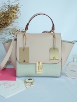 ทรงขายดี มาใหม่สวยหรูมากคะ 💜 กระเป๋าถือ / สะพายจาก แบรนด์ David jones หนังอย่างดี ขนาด กำลังดี มีช่องใส่ของจุกจิกด้านใน สีสวยคะ เข้ากับชึดได้ง่ายมากๆ ใบนี้แนะนำเลย #สวยมาก #สีSweetPastel