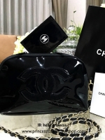 SET2pcs Chanel Cosmetic Cluth Bag With Chain (GWP) กระเป๋าถือหรือสะพาย VIP. gift แท้จาก Chanel Cosmetic Counter วัสดุหนังแก้วสีดำ ตัดโลโก้แบรนด์ขนวูฟสีดำ สวยหรู น้ำหนักเบา เปิดปิดด้วยซิปรอบสะดวก หัวซิปแบรนด์ ใส่ wallet ยาว, เครื่องสำอาง ของใช้จุกจิกได้เยอ