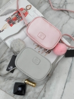 สินค้าขายดีมากี่รอบก้อหมด KEEP รุ่น Saffiano mini Box clutch&shoulder bag กระเป๋าสะพายทรงน่ารัก ตัวกระเป๋าถอดสายถือเป็นคลัช ออกงาน หรือสะพายพาดลำตัวได้เลย จุดเด่น ที่ตัวกระเป๋าทำจากหนัง Saffiano prada คะ สวย ทน ดูแลทำความสะอาดได้ง่าย ขนาดกำลังดีใส่โทรศัพท