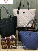 Guess Large Tote Bag กระเป๋าถือทรงช้อปปิ้ง ที่มีน้ำหนักเบา สามารถจุได้เยอะ วัสดุหนังpuหนังนิ่ม นุ่มมือต่อผิวสัมผัส มีดีเทลที่ตัวกระเป๋าปั้มโลโก้G เป็นซิกเนอเจอร์รอบใบ สามารถใส่เอกสารเอสี่ได้ เปิดปิดด้วยซิปเดียวด้านบน ภายในบุผ้าลายG มีช่องเล็กแยกเป็นสัดส่ว