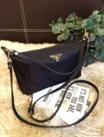 PRADA NYLON MINI SHOULDER BAG กระเป๋าสะพายทรงคลัชพรีเมี่ยมกิ้ฟจากเคาน์เตอร์ต่างประเทศรุ่น Limited edition ที่ฮ๊อตสุดๆวัสดุเป็น Nylon เนื้อหนาคุณภาพดีตามแบบฉบับของแบรนด์ ขนาดมินิกำลังดีน้ำหนักเบา ด้านหน้าประดับโลโก้แบรนด์อะไหล่ทองหรู ภายในมีช่องซิปและช่องใ
