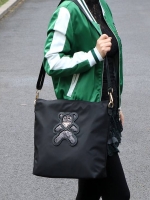 งานขายดีคะ ♡♡ กระเป๋าสะพาย ทรง TOTE จากแบรนด์ PRADA มาค่า ตัวกระเป๋าเป็น nylon ทั้งใบ สะพายเป็น shoulder bag หรือถือได้ค่ะ ด้านหน้าเป็นลายหมี ปักกลิ้ตเตอร์ + logo brand ใช้แล้วสวยมากๆ อะไหล่ทองหรูมาก จุของคุ้ม ใส่หนังสือ หรือ MacBook ได้ค้า 