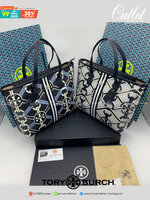 Tory burch Gemini Link Canvas Top Zip Tote Bag สำหรับ Collection นี้คาดว่าน่าจะเป็นรุ่นที่สะดุดตาใครหลายคนอย่างแน่นอน เพราะ "Gemini Link" หรือ "เจมิไน ลิงค์” จุดเด่นคือลวดลายโซ่อันเรียบหรูที่สามารถสะกดทุกสายตา ใครได้เห็นก็ต้องรู้เลยว่าเป็นแ