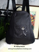 ใช้ได้ทั้งหญิงชาย!! อย่ารอช้า รีบคว้าด่วน Don't Miss! PRADA NYLON BACKPACK กระเป๋าสะพายเป้ พรีเมี่ยมกิ้ฟจากเคาน์เตอร์ต่างประเทศรุ่น Limited edition ที่ฮ๊อตสุดๆ วัสดุเป็น Nylon เนื้อหนาคุณภาพดีตามแบบฉบับของแบรนด์ ขนาดกำลังดี น้ำหนักเบา ด้านหน้าเป็นลาย