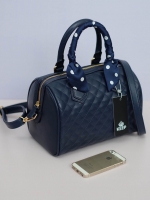 รุ่นขายดี ขนาด มินิ หนังแกะสังเคราะห์สวยมากคะ สีเข้าใหม่ >> สี navy blue รุ่น KEEP quited leather Pillow bag สวย น่ารัก ขนาดตอบทุกโจทย์การใช้งาน เห็นแล้ว หลงรักเลยคะ ตัวกระเป๋าขนาดกำลังดี จุของคุ้ม หนังแกะ สวยมาก ดูแลรักษา ตกแต่งด้วยผ้าพันหูกระเป๋า 