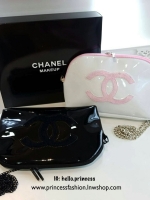 Chanel precision luxury leather clutch with chain จากงานพรีเมี่ยมกิ๊ฟ แบรนด์ดัง วัสดุหนังแก้วมันสวยหรู ด้านหน้า ตกแต่งโลโก้แบรนด์บนเฟอร์สีดำ สายโซ่ยาวสีดำสุดหรู สายถอดเก็บได้ ด้านในบุผ้ามันสีแดง ปั้มแบรนด์แท้ จุของได้เยอะ ใส่มือถือได้ทุกรุ่นไปอีกก จะสะพาย