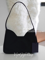 สไตล์คล้องแขนรุ่นใหม่ จากแบรนด์ Prada ขนาดกะทัดรัด แต่ใส่ของได้เยอะคะ ใสกระเป๋าตังยาว ได้สบายๆคะ จะคล้องมือ คล้องแขน สะพายไหล่ แบบไหนก็สวยหรูเหมือนกันคะ ทรงออกแบบมาเพื่อ สาวๆเลยคะ สวยหรูดูแพงมากคะ ทางร้านคอนเฟริมเลยคะ ด้านข้างมีโลโก้แบรนด์ สะดุดตา ดูแพงมา