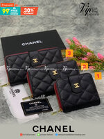 Chanel WALLET 3 ขนาดพร้อมส่ง กระเป๋าสตางค์อเนกประสงค์ หนังคาเวียร์ลายตารางสวยอยู่ทรงอะไหล่ทองหัวซิปปั้มโลโก้ด้านหน้ามีโลโก้สวยเรียบหรูภายในมีช่องซิป , ช่องใส่บัตรหลายช่อง ใส่เหรียญ ใส่บัตรได้เยอะ ตัวจริงสวยน่าใช้มาก เป็นรุ่นที่ขายดีตลอดกาลคลาสสิคไม่มีเอ้า