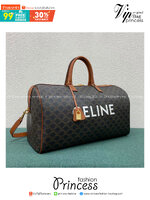 ORI หนังแท้ | CELINE Voyage Large Bag in Triomphe Canvas with Celine Print กระเป๋าสะพายสไตล์เดินทาง keepall ใบใหญ่จุสัมภาระได้เยอะ หนังขึ้นลาย Signature สวยหรูสุดคลาสสิค ดีไซน์ไม่มีเอ้าท์ คอลเลคชั่น CELINE Essentials เหนือกาลเวลาสำหรับผู้หญิงและผู้ชาย ใช้