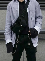 New Arrival Prada คาดอก รุ่นใหม่กำลังมาแรง ไม่ซ้ำใครแน่นอนคะ วัสดุทำจากผ้าNylon กันน้ำได้คะ มีช่องแบ่งเป็น3ส่วนคะ ช่องใหญ่และช่องกลางเปิดปิดด้วยซิปคะ และช่องเล็กเปิดปิดด้วยตัวล็อคสายยางยืดคะ ช่องเล็กสามารถใส่ Power bank ได้คะ ขนาดกำลังดี ใส่ของได้เยอะคะ โ
