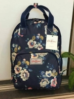 Cath Kidston Backpack Bag กระเป๋าสะพายสไตล์ vintage เป็นอีกรุ่นที่สาวๆ ถามถึงเยอะค่ะ วัสดุเป็น Canvas เคลือบ PVC กันน้ำ ทำความสะอาดง่าย น้ำหนักเบา เปิดปิดด้วยซิปรอบสะดวกใช้ ด้านหน้าประดับโลโก้ Cath Kidston พร้อมช่องซิปเล็กด้านนอกใส่กระเป๋าสตางค์ มือถือได้