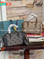 small: Tory burch T Monograme Jacquaed Mini Duffle Bag เป็นทรงกระเป๋าที่มีความฮอตฮิตตลอดกาล ด้วยรูปทรงคลาสสิคและเหมาะใช้งานเข้ากับทุกสถานการณ์ ไม่ว่าจะเป็นกระเป๋าสะพายไหล่ เพิ่มความคล่องตัวและเข้าได้กับทุกลุค ไม่ว่าจะเป็นวันสบายๆ หรือวันที่ต้องออกไปทำกิจก